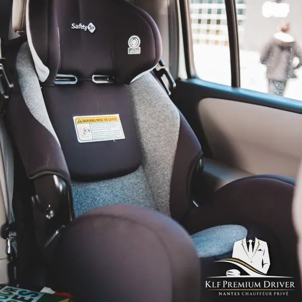 Siège auto enfant installé dans un taxi VTC