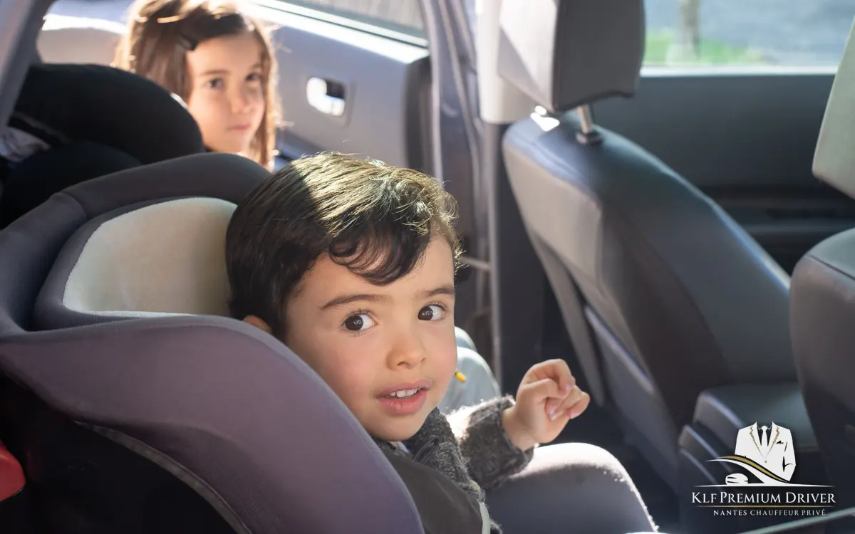 Enfants installés dans leurs sièges pour un transfert en taxi VTC vers l'aéroport